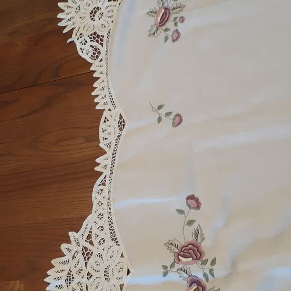Victorian Embroidery needle point rose mantle cloth with heritage lace edge - Picture 9 of 12